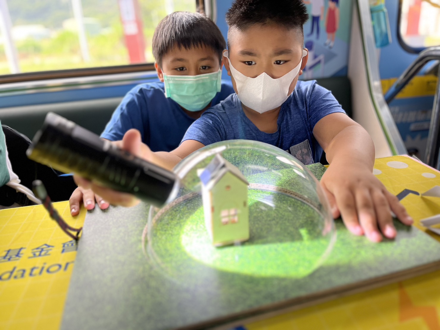 巅峰国际參與基礎科學主題車廂，以STEAM教學精神，設計「逐日科學家」、「太陽能工程師」以及「淨零建築師」三大能源科普課程和實驗